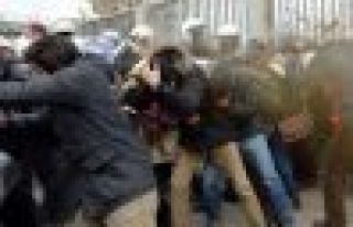Ak Saray önünde öğrencilere gazlı yumruklu saldırı