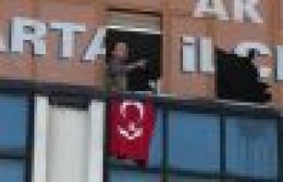 AKP binasına silahlı kişiler girdi