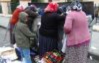 Akşam yemeklerini çöpten topladılar!