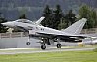 Almanya'da iki savaş uçağı havada çarpıştı