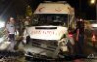 Ambulans ile otomobil çarpıştı: 1 ölü, 5 yaralı