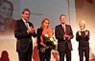 Aslı Erdoğan ve Deniz Yücel'e basın özgürlüğü...