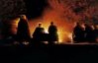 Ateş yakıp oturan gençlere ateş edildi: 1 ölü