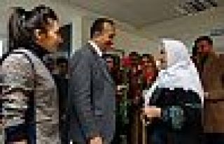 Belediye Başkanı Tahir Saklı kadınlara gül ve...