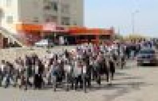 Binler Nusaybin'de utanç duvarını protesto etti