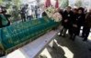 Binler Usta Yazar Yaşar Kemal'i Uğurladı