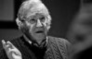 Chomsky: Türkiye YPG'ye karşı IŞİD'e bir yardım...