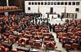 CHP'li vekil kürsüde su içti, AK Partili vekil...