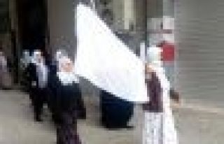 Cizre’de beyaz bayraklarla yürüyen kadınlar gözaltına...