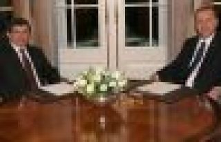 Davutoğlu başbakanlık yetkisini aldı