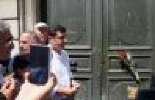 Demirtaş Paris'te katliam yerine çiçek bıraktı