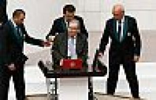 Deniz Baykal TBMM'de yemin etti