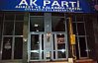 Diyarbakır'da AKP önündeki polise patlayıcılı...