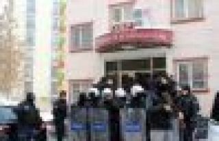 Diyarbakır'da ev baskınları: DBP PM üyesi gözaltına...