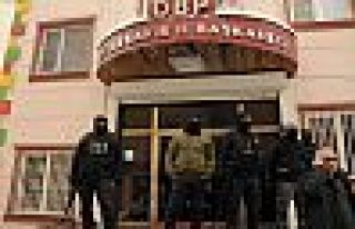 Diyarbakır'da HDP ve DBP il ve ilçe binalarına...