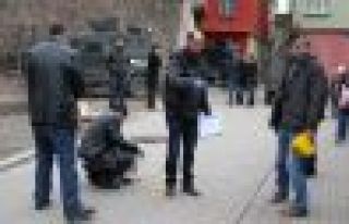 Diyarbakır'da silahlı kavga: 1 Polis hayatını...
