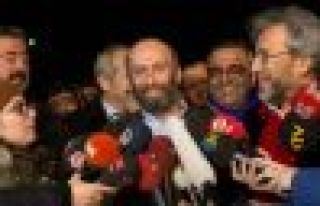 Dündar ve Gül: İçerde arkadaşlarımız var, mücadeleye...