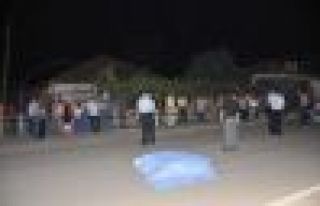 Ekmek almaya giden iki kardeş araba altında kaldı