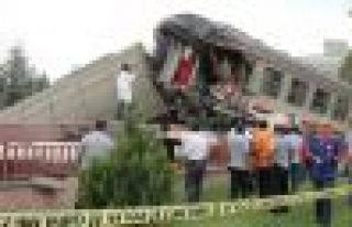 Elazığ'da yolcu treni ile yük treni çarpıştı