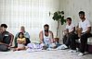 Elleri ve bacakları kesilen babalarına el-ayak oldular