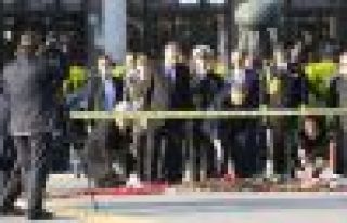 Erdoğan katliam alanına karanfil bıraktı