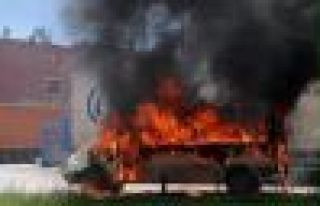 Erzurum'da HDP'lilerin araçları yakılıyor
