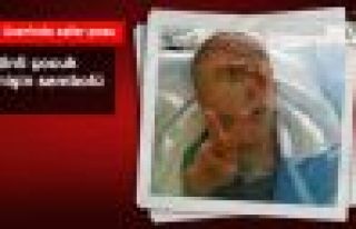 Filistinli Çocuktan Sedye Üzerinde Zafer Pozu