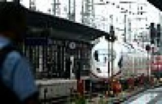 Frankfurt Garı'nda cinayet: Anne ile oğlunu raylara...