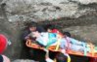 Göçük altında kalan sera işçilerini köylüler...