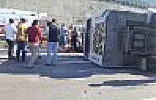 Hafriyat kamyonu işçi servisine çarptı: 10 işçi...