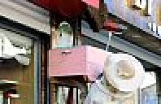 Hakkari'de iş yerinin tabelasına konan arılar esnafa...