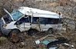 Hakkari'de minibüs şarampole yuvarlandı: 2 ölü,...