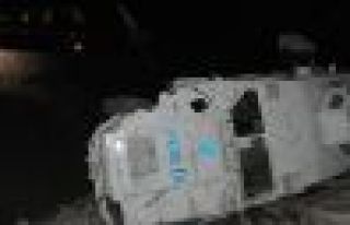 Hakkari'de polis aracı devrildi: 3 yaralı