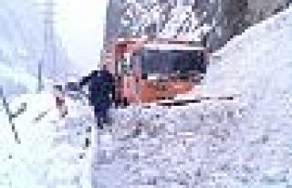 Hakkari'de yola çığ düştü, Karayolları operatörü...