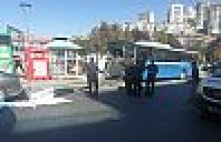 Halk otobüsü durağa girdi: 3 ölü