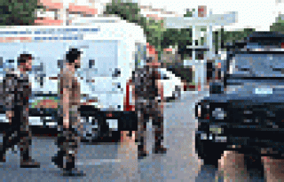 Harp Akademileri lojmanına polis baskını: 40 kişi...