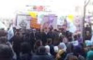 HDP ve  BDP seçim aracına taşlı saldırı