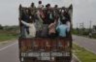 Hindistan'da kamyon kasasında taşınan 18 işçi...