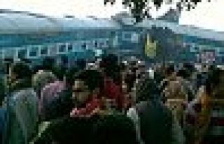 Hindistan'da tren raydan çıktı: En az 90 ölü...