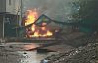 Hindistan'da uçak şehir merkezine düştü