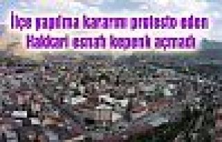 İlçe yapılma kararını protesto eden Hakkari esnafı...