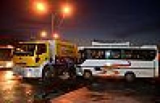 İşçi servisi, çöp kamyonuna çarptı: 15 yaralı