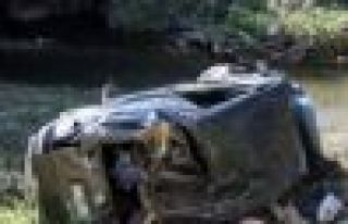 Servis minibüsü gölete uçtu: 8 kişi boğularak...