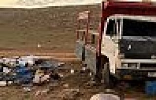 İşçileri taşıyan kamyonet devrildi: 1 ölü,...