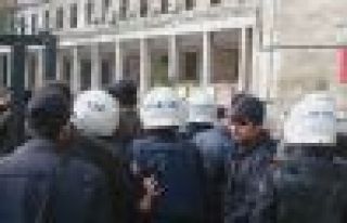 İstanbul Üniversitesi’nde afiş asan öğrencilere...