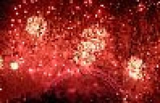 İzmir ve Kars belediyeleri havai fişek gösterisi...