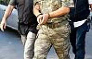 İzmir'de 117 muvazzaf askere gözaltı