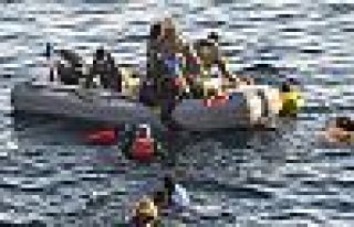 İzmir'de göçmenleri taşıyan tekne battı: 10...