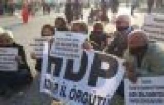 İzmir'de oturma eylemi yapan 15 kişi gözaltına...