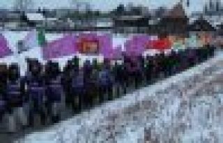 Kadınlar adım adım özgürlüğe yürüyor